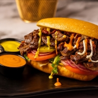 כריך ביף מן בלחם פראנה עם בשר ורטבים