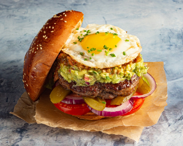 המבורגר ביף מן עם ביצה וגוואקמולה