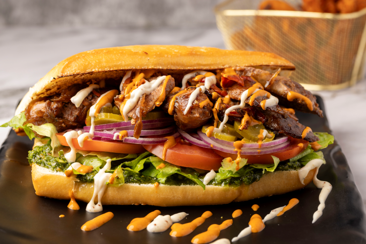 כריך ביף מן עם ירקות ורטבים